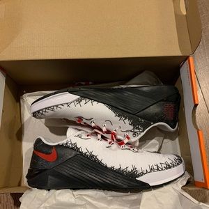 Like new Women’s Nike Metcon 5 AMP. Size 8